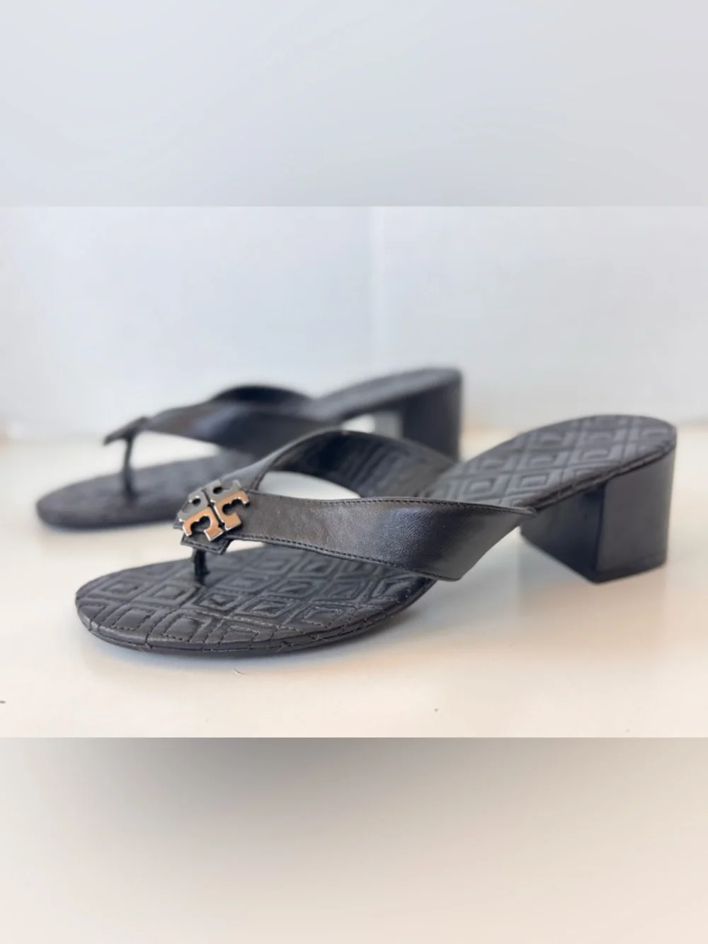 Tory Burch Black Pewter Leather Maybell Logo Thong Slip On Heel Sandals Size 7